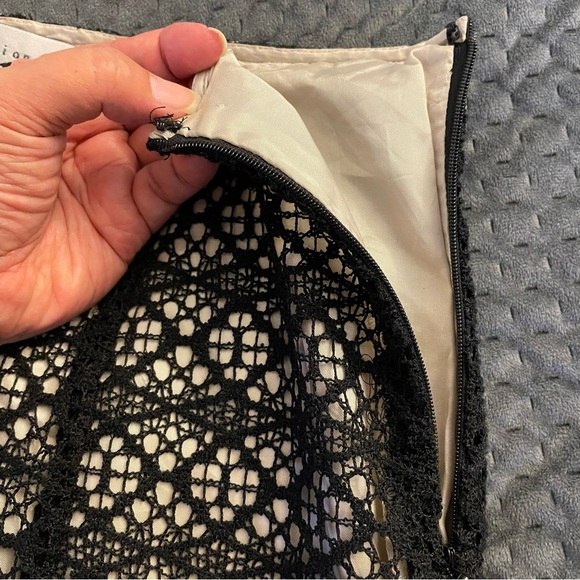 It’s a new vision black lace overlay skirt in GUC.  So elegant for anytime!  6US - Picture 7 of 9